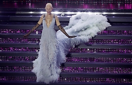 Arriva Bianca Balti, abito di piume e testa calva