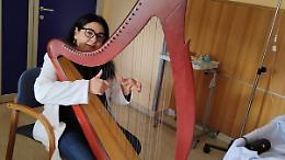 Loredana, la musicoterapista che cura l&rsquo;anima: &laquo;La mia arpa accompagna i pazienti terminali&raquo;