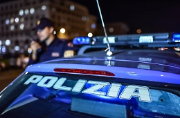 Con moglie e figlia aggredisce agenti entrati in casa per un controllo: pregiudicato arrestato