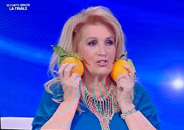 Le arance siciliane sul palco di "Io Canto Senior": il favarese Pino Minio le porta a Iva Zanicchi