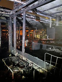 Grave incendio al Bon di Ragusa: locale semidistrutto e 14 persone in ospedale