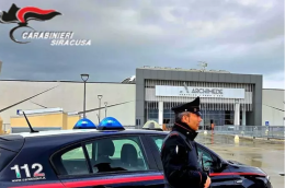 Fugge da un centro commerciale con 10 bottiglie di champagne: arrestato a Siracusa