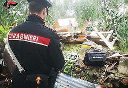 Carcasse d'auto, motori e frigoriferi in un'area a Francavilla di Sicilia: il sequestro dopo avvistamento dall'alto