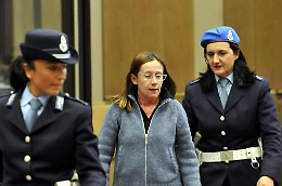 Uccise l'ex marito e sposò un uxoricida, si è suicidata in cella