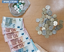 Sfreccia con la droga in auto ma la polizia lo ferma a un posto di blocco: arrestato