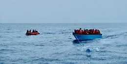 A Lampedusa arrivano 160 migranti nelle ultime ore, soccorsi tre barconi