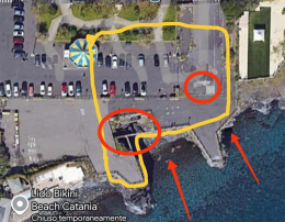 Voragine in piazza del Tricolore, c'è il rischio di nuovi crolli ma il "popolo del selfie" ignora cartelli e transenne