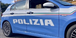 Picchia e violenta la moglie, poi si addormenta: arrestato un uomo