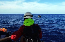 Cadaveri bimbi sbarcati a Lampedusa, il disperso è lo scafista del gommone che si è gettato in mare