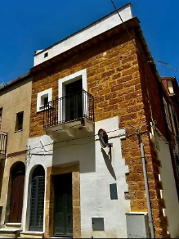 Nella vecchia abitazione venduta a un euro, "prendono casa" arte, pace e diritti umani