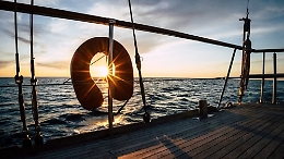 Nave a vela Madleen in partenza da Catania per aiuti simbolici a Gaza