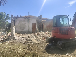 Casa cantoniera-deposito frequentata da senzatetto crolla nel Siracusano