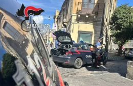 Evade dai domiciliari e va a vivere insieme ai clochard: «Litigo con la mia compagna»