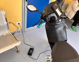 Mette il motorino elettrico a caricare nella sala d'attesa del pronto soccorso del Policlinico di Messina: pronto un esposto