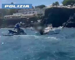 Motoscafo con due giovani a bordo rischia di schiantarsi a Ognina: "volanti del mare" evitano il peggio
