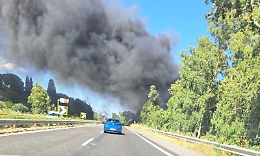 Carcasse di auto in fiamme nel Giarrese: il rogo lambisce l'A18 e il fumo riduce la visibilità