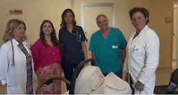 Delicato intervento in utero al Policlinico per l'aspirazione di una cisti ovarica mette al sicuro mamma e neonata