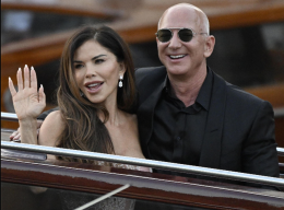 Jeff Bezos e Lauren a bordo di Koru fanno rotta su Taormina: luna di miele in Sicilia