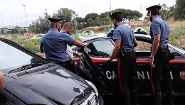 Prof accoltellato a Bassano del Grappa, perquisiti condomini nelle vicinanze