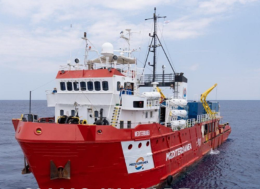 La Mediterranea "disubbidisce": entrata coi migranti a Porto Empedocle