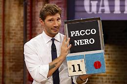 Rubato Patek a Stefano De Martino con il trucco dello specchietto