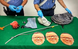 Ladro con maschera di Gigi D'Alessio per ingannare telecamere