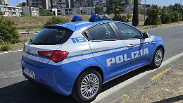 Aggredisce la suocera che ha in braccio il nipotino e si scaglia anche contro agenti: arrestata