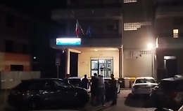 Vittoria, il video dell&rsquo;arrivo del ragazzo in commissariato dopo la liberazione