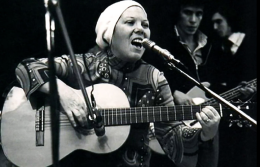 Mille rose per la libertà: l'omaggio sinfonico a Rosa Balistreri che dà voce alle donne