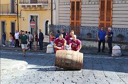 Sfida a "colpi" di botti, Santa Venerina circuito per la battaglia tra le Città del Vino nelle vie del paese