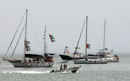 Motoscafi israeliani bloccano la Global Flotilla: &laquo;Ci hanno puntato le armi contro&raquo;. Interrotte le comunicazioni