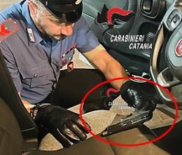 A bordo di un'utilitaria, con droga e arma modificata, sfuggono all'alt dei carabinieri: bloccati e arrestati