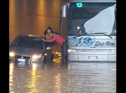 Resta bloccata nel sottopasso di una strada allagata: automobilista salvata nel Palermitano (video)