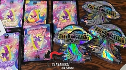 L’“erba” allucinogena venduta nelle bustine delle figurine: è allarme per i giovanissimi