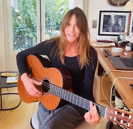 La dedica in musica di Carla Bruni a Sarkozy: il video sui social