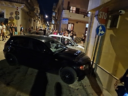 Santa Croce, paura all'incrocio: Fiat 500 travolta da Bmw, i residenti chiedono dossi e più controlli