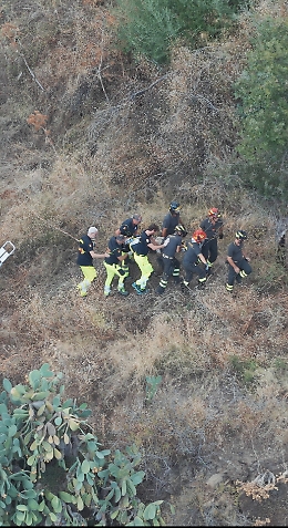 Precipita con il parapendio in territorio di Taormina, ricoverato a Messina: il video dei soccorsi in una zona impervia