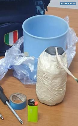 In sella alla bici elettrica rubata con una bomba artigianale da 500 grammi: arrestato un 29enne