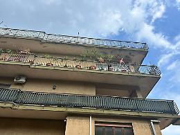 È morta la donna caduta dal balcone mentre puliva i vetri a Mascali