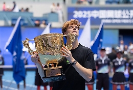 Sinner è sempre il solito uragano: doppio 6-2 a Tien, l'ATP500 di Pechino è suo e Alcaraz è più vicino