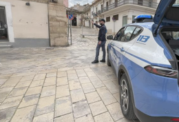 Comiso, scende in strada disturbato dagli schiamazzi e minaccia dei ragazzi con dei coltelli