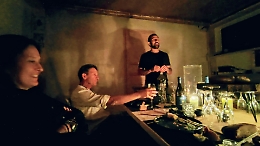 A cena nel rifugio api-friendly, l'esperienza immersiva che insegna a non averne paura 