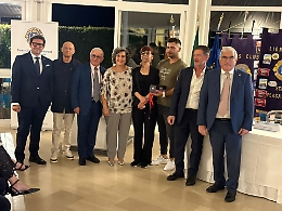 Ragusa, il Lions club dona occhiali intelligenti a una donna affetta da una grave condizione di ipovisione