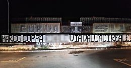 Acireale Calcio, nella notte esposti  striscione contro l'allenatore  Marco Coppa: «Vattene» 