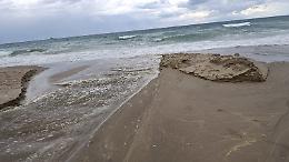 Salta la soglia di tracimazione: il canale Arci si "rituffa" in mare