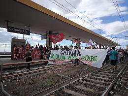 Corteo Pro Pal di Catania: manifestanti superano le forze dell'ordine e occupano i binari della stazione