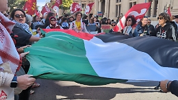 Messina, i manifestanti appendo la bandiera della Palestina sul Municipio