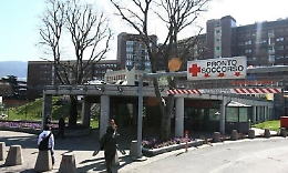 Morta la donna abbandonata al pronto soccorso con tre colpi di pistola all'addome: giallo a Brescia