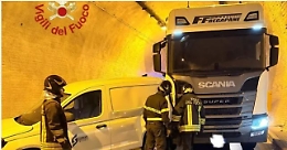 Scontro tra autoarticolato e furgone nella galleria San Nicola: A19 Catania–Palermo bloccata, nessun ferito