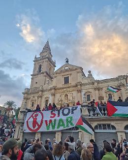 Un lungo corteo Pro Pal nel cuore di Ragusa